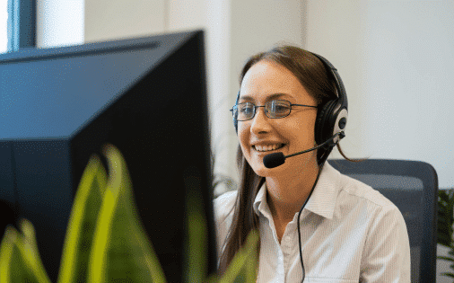 ERP fuer Service - Frau vor Computer